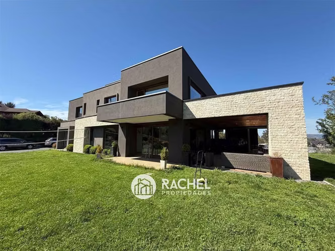 SE VENDE MARAVILLOSA CASA MEDITERRANEA CON GRAN TERRENO EN CONDOMINIO- Lomas del Carmen