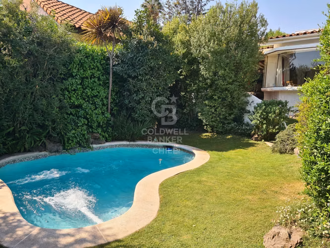 Acogedora Casa en sector residencial Las Condes