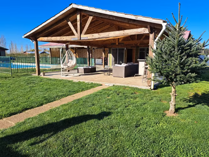 SE VENDE AMPLIA CASA EN CONDOMINIO