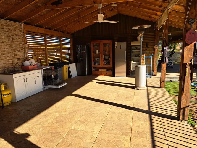 SE VENDE AMPLIA CASA EN CONDOMINIO
