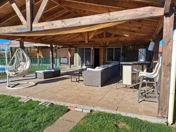 SE VENDE AMPLIA CASA EN CONDOMINIO