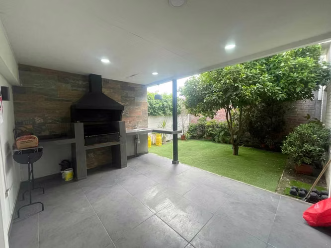 Casa moderna | Alta plusvalía  | Quincho (123992)
