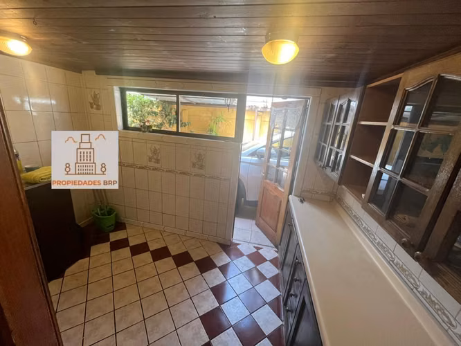 REBAJADO "SE VENDE AMPLIA CASA EN SECTOR VILLA APUMANQUE CON 4 DORM 3 ESTAC. EN CURICÓ.