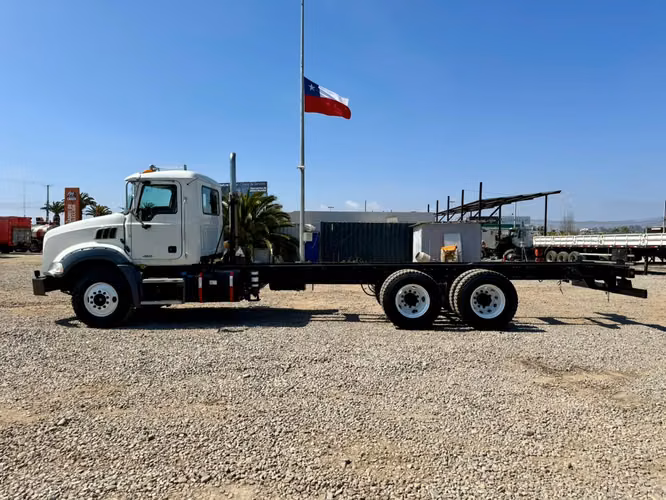 2014 Camión Mack GU813 Granite Chasis Cabinado