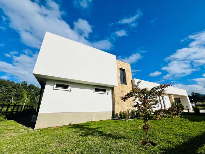 VENDO GRAN CASA CON PARCELA MOLCO PUCON (125816)