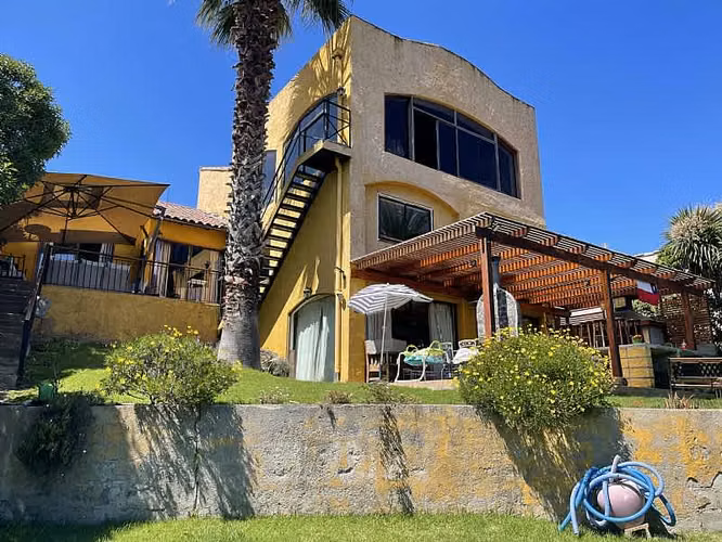 Casa SE ARRIENDA HERMOSA CASA CON VISTA AL MAR (CÓD. 546)