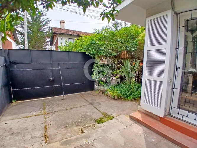 BAJA DE PRECIO ! Casa en pasaje ideal para remodelar
