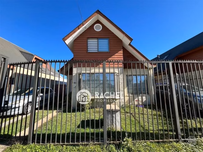 SE VENDE LINDA CASA FRENTE A AREA VERDE- Barrio Los Arquitectos