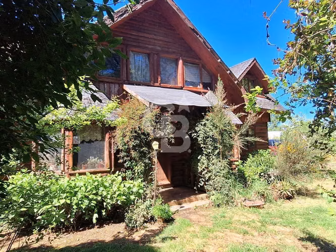 Casa rústica en parcela con árboles y vista encantadora