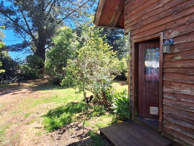 Casa rústica en parcela con árboles y vista encantadora