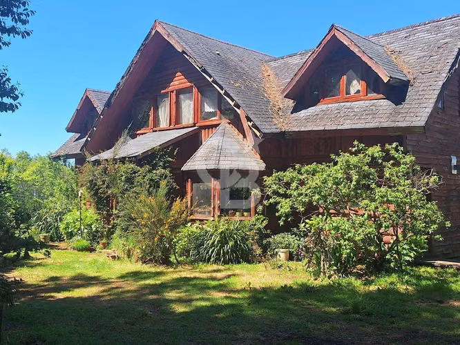 Casa rústica en parcela con árboles y vista encantadora