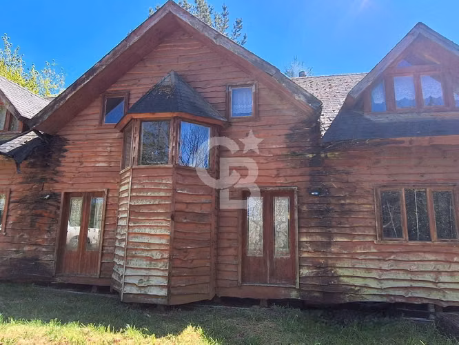 Casa rústica en parcela con árboles y vista encantadora