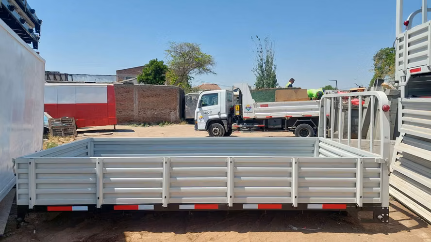 Carrocería Plana con Barandas 4.37 de largo y 2.20 de ancho