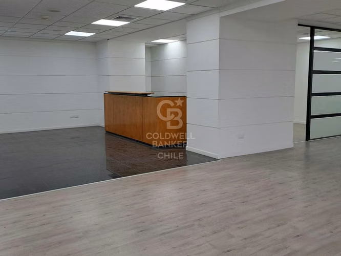 Amplia y moderna oficina en sector El Golf