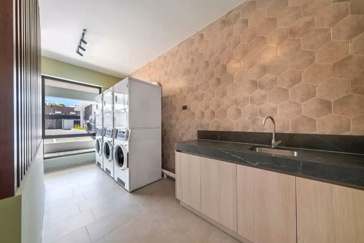 ARRIENDO AMPLIA OFICINA, EDIFICIO PLAZA LOS CANELOS - Imagen 5