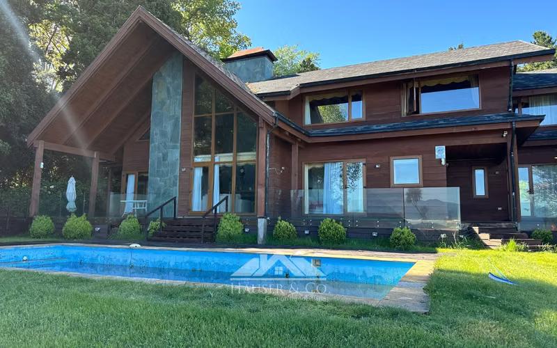 Increible casa en venta frente al lago a 3 kms de Pucon