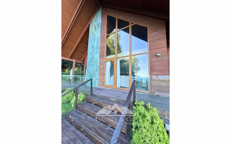 Increible casa en venta frente al lago a 3 kms de Pucon