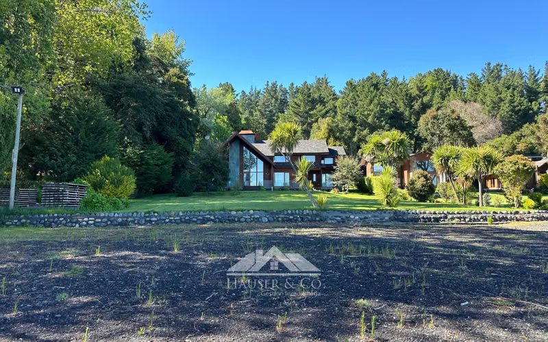 Increible casa en venta frente al lago a 3 kms de Pucon