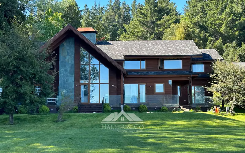 Increible casa en venta frente al lago a 3 kms de Pucon