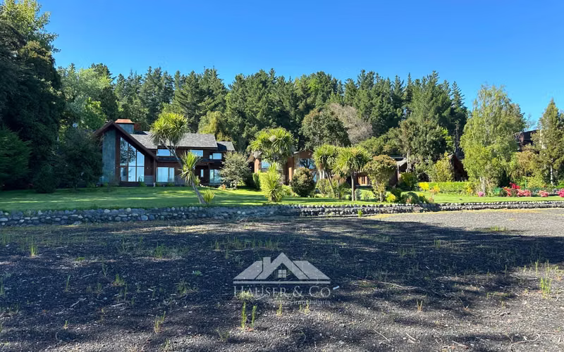 Increible casa en venta frente al lago a 3 kms de Pucon