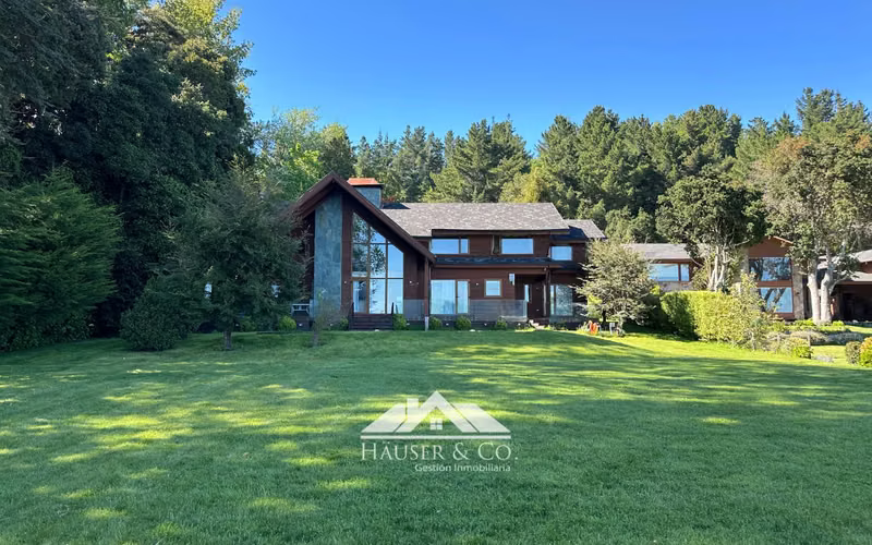 Increible casa en venta frente al lago a 3 kms de Pucon
