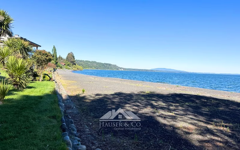 Increible casa en venta frente al lago a 3 kms de Pucon