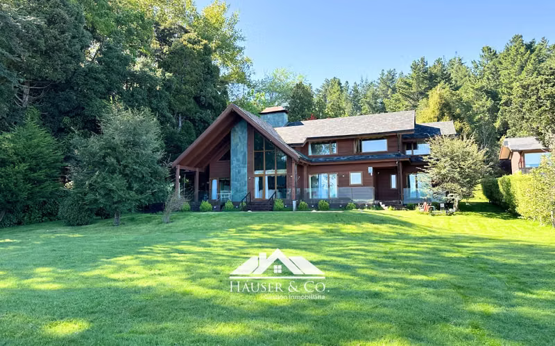 Increible casa en venta frente al lago a 3 kms de Pucon