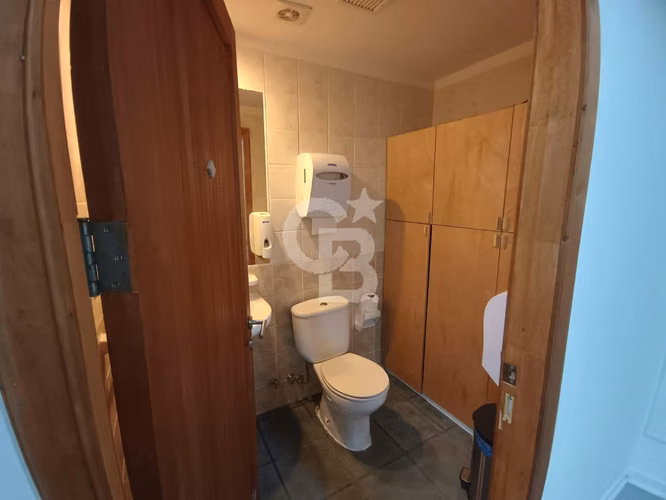 Exclusiva Oficina Amoblada con 5 Privados en Puerto Varas