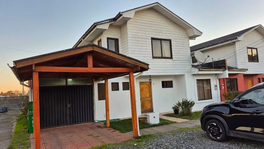 Casa de 2 pisos, 199 m2 construídos, excelente estado, 4d, 4 b, piscina Condominio