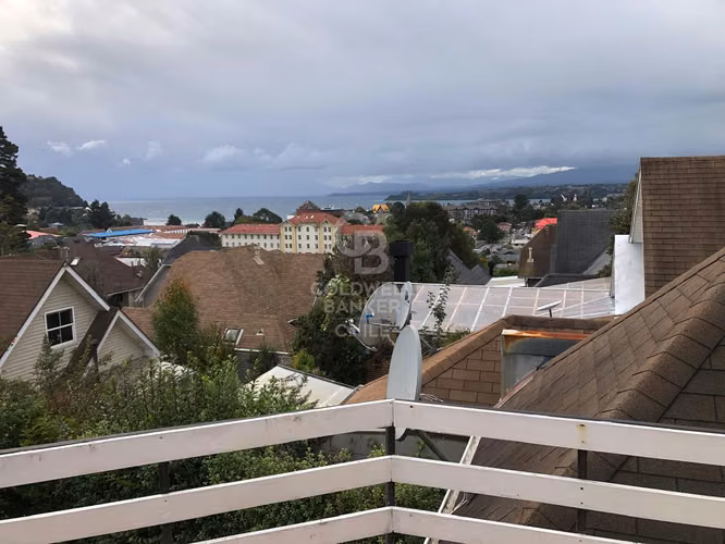 ¡Rebajada! Casa con vista al lago a pasos de la Clínica PV