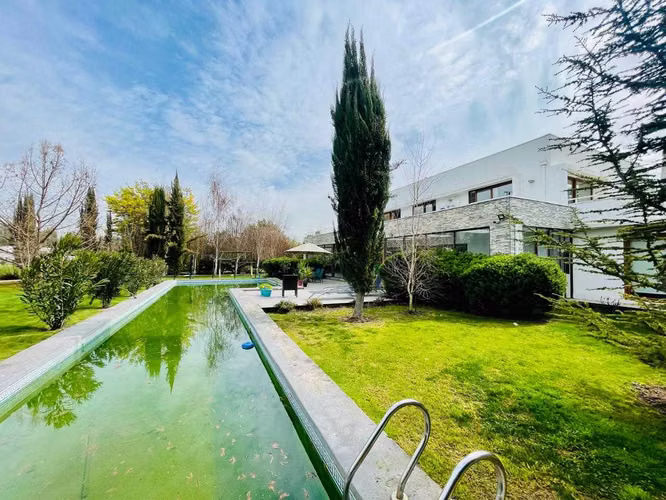 PARCELA CON HERMOSA CASA CON CANCHA DE GOLF   (129125)