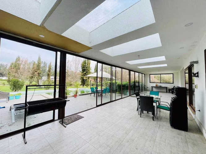PARCELA CON HERMOSA CASA CON CANCHA DE GOLF   (129125)