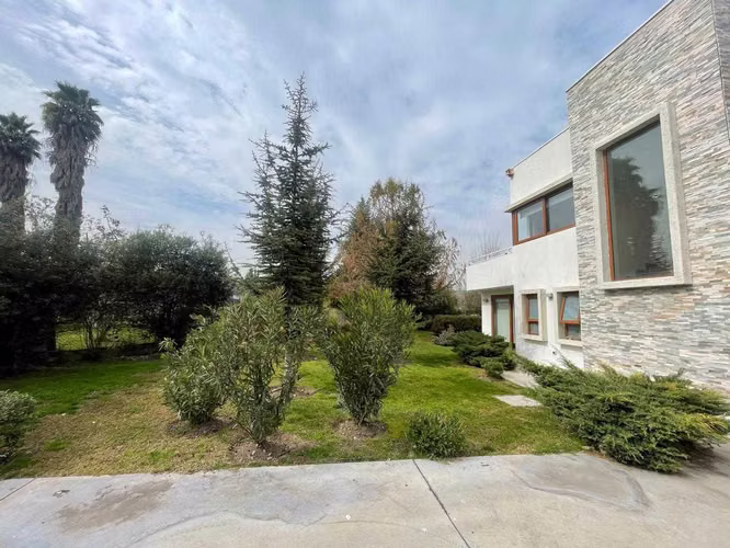 PARCELA CON HERMOSA CASA CON CANCHA DE GOLF   (129125)