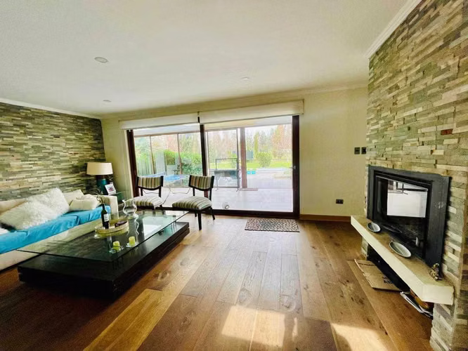 PARCELA CON HERMOSA CASA CON CANCHA DE GOLF   (129125)