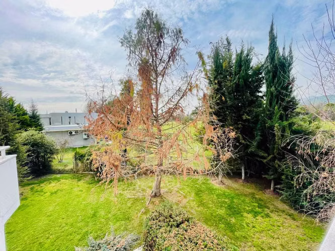 PARCELA CON HERMOSA CASA CON CANCHA DE GOLF   (129125)