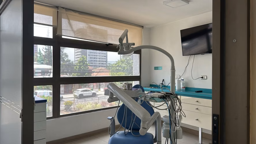 VENTA DE CONSULTA DENTAL A PUERTAS CERRADAS  2 PRIVADOS MAS ESTACIONAMIENTO
