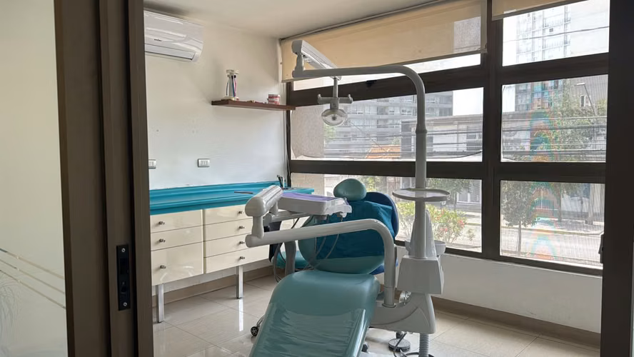 VENTA DE CONSULTA DENTAL A PUERTAS CERRADAS  2 PRIVADOS MAS ESTACIONAMIENTO