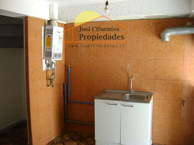 Casa sólida, 2 pisos, 4 dormitorios, 1 baño. Cod-2395