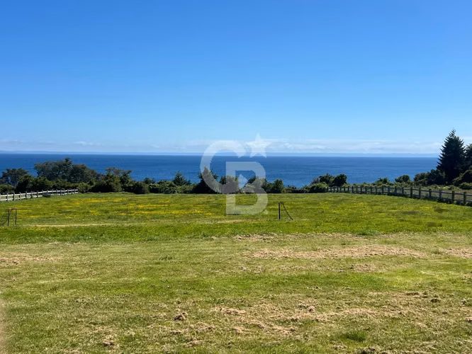 Casa con Vista al Lago y Volcanes. Finas terminaciones