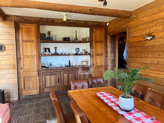 Casa con Vista al Lago y Volcanes. Finas terminaciones