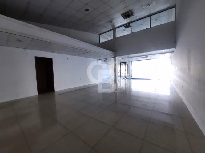 Gran Local Comercial La Reina en Strip Center, CBG
