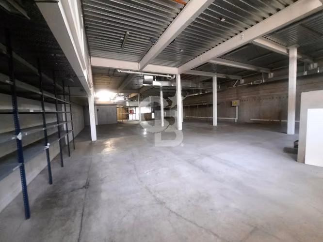 Gran Local Comercial La Reina en Strip Center, CBG