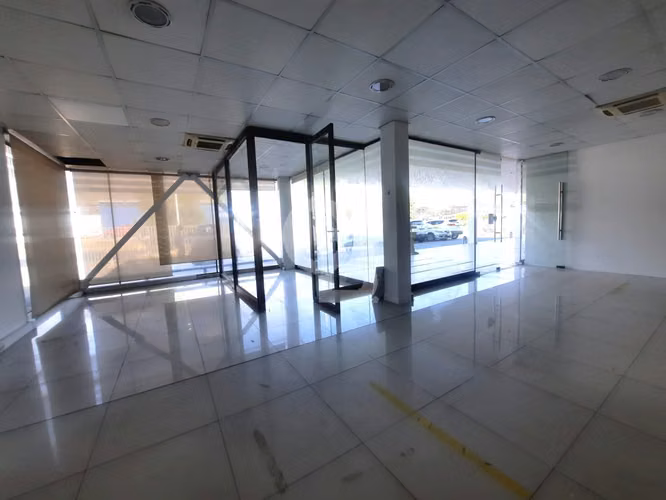 Gran Local Comercial La Reina en Strip Center, CBG