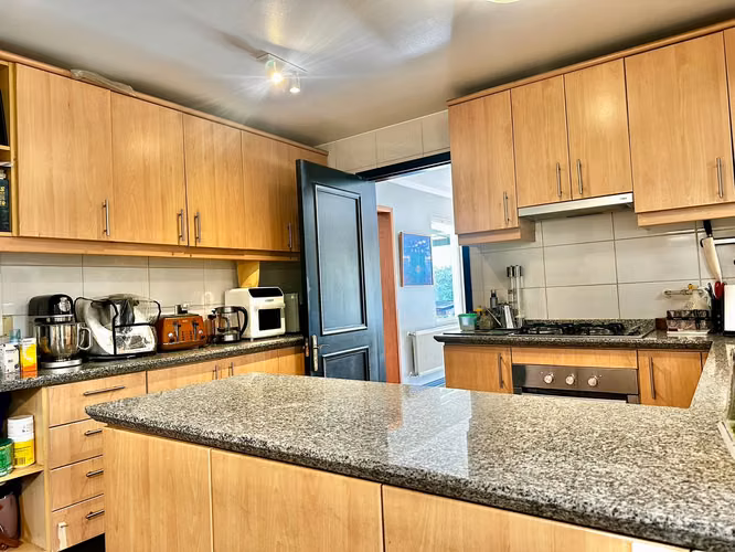 OPORTUNIDAD! VENTA CASA ESTILO PROVENZAL IMPECABLE, 3D + SERVICIO + TERRAZA + QUINCHO, ¡A PASOS DEL COLEGIO SAN JOSÉ Y VERBO DIVINO!