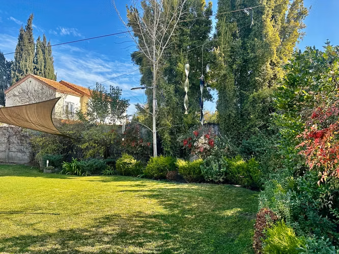OPORTUNIDAD! VENTA CASA ESTILO PROVENZAL IMPECABLE, 3D + SERVICIO + TERRAZA + QUINCHO, ¡A PASOS DEL COLEGIO SAN JOSÉ Y VERBO DIVINO!