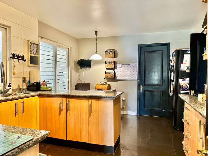 OPORTUNIDAD! VENTA CASA ESTILO PROVENZAL IMPECABLE, 3D + SERVICIO + TERRAZA + QUINCHO, ¡A PASOS DEL COLEGIO SAN JOSÉ Y VERBO DIVINO!