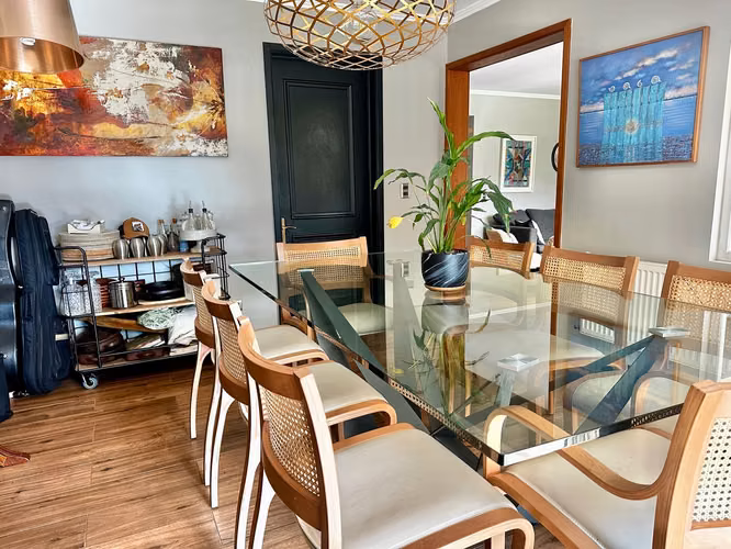 OPORTUNIDAD! VENTA CASA ESTILO PROVENZAL IMPECABLE, 3D + SERVICIO + TERRAZA + QUINCHO, ¡A PASOS DEL COLEGIO SAN JOSÉ Y VERBO DIVINO!