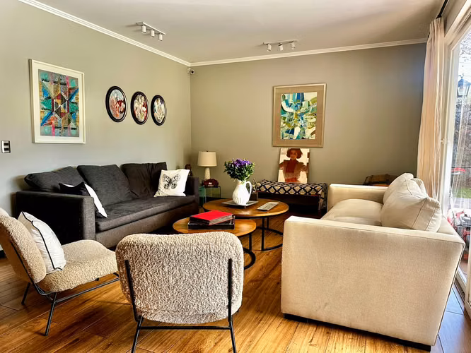 OPORTUNIDAD! VENTA CASA ESTILO PROVENZAL IMPECABLE, 3D + SERVICIO + TERRAZA + QUINCHO, ¡A PASOS DEL COLEGIO SAN JOSÉ Y VERBO DIVINO!