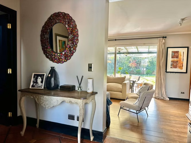 OPORTUNIDAD! VENTA CASA ESTILO PROVENZAL IMPECABLE, 3D + SERVICIO + TERRAZA + QUINCHO, ¡A PASOS DEL COLEGIO SAN JOSÉ Y VERBO DIVINO!