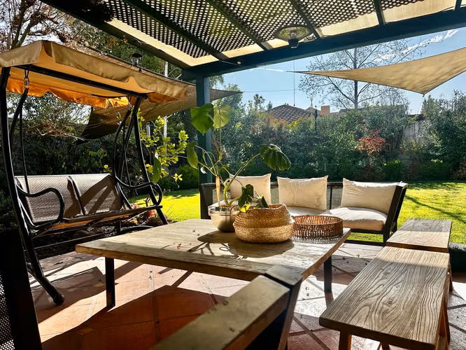 OPORTUNIDAD! VENTA CASA ESTILO PROVENZAL IMPECABLE, 3D + SERVICIO + TERRAZA + QUINCHO, ¡A PASOS DEL COLEGIO SAN JOSÉ Y VERBO DIVINO!